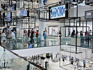 Retail atrium artistically arranges 220 video wall screens